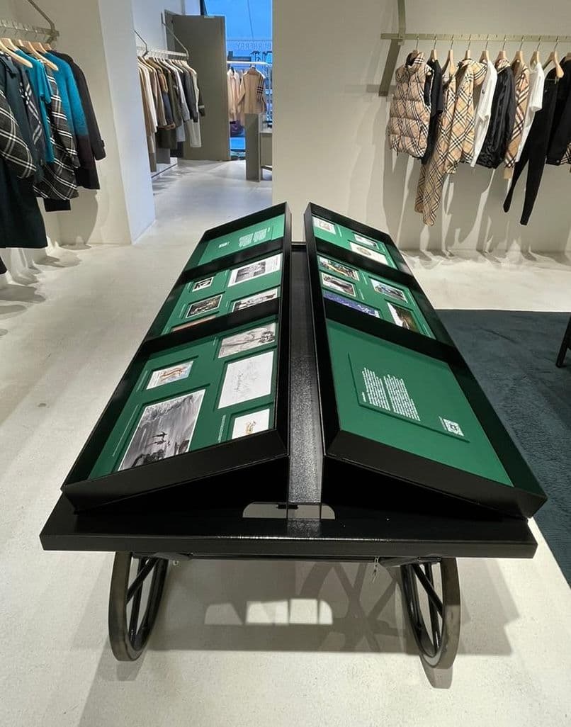 Burberry set build Cosi Tutti_4