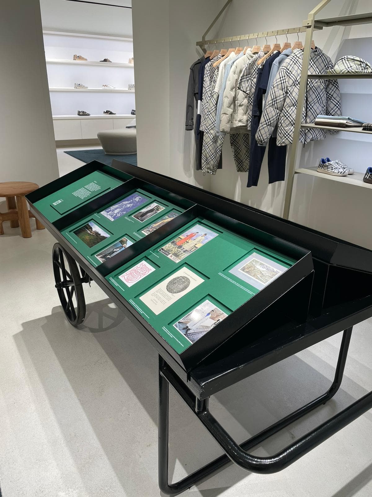 Burberry set build Cosi Tutti_1